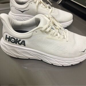 Hoka White Athletic Sneakers Arahi 7. Men’s size 9